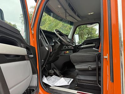 2023 Kenworth T880