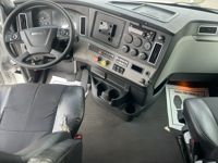 2020 Freightliner CASCADIA 126