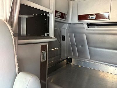 2023 Peterbilt 389