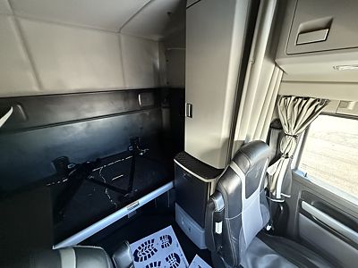 2023 Kenworth T880