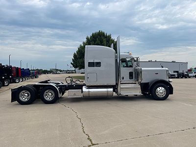 2023 Peterbilt 389