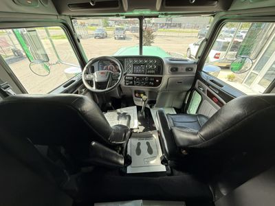 2023 Peterbilt 389