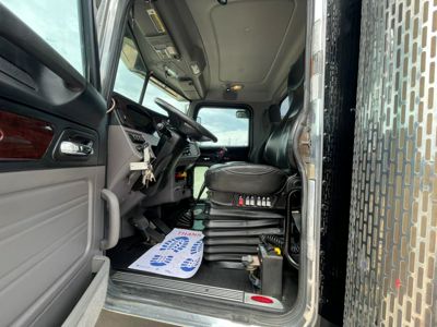 2023 Peterbilt 389