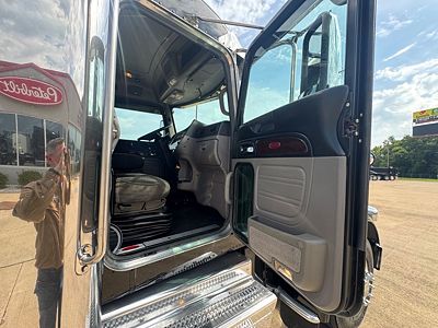 2022 Peterbilt 389