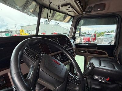 2023 Peterbilt 389