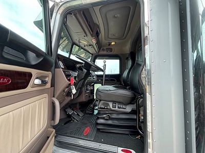 2023 Peterbilt 389