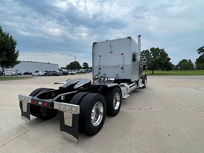 2023 Peterbilt 389