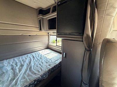 2023 Peterbilt 389