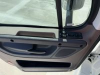 2020 Freightliner CASCADIA 125