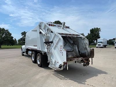 2023 Peterbilt 348