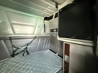 2023 Peterbilt 389