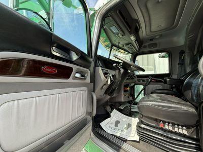 2023 Peterbilt 389
