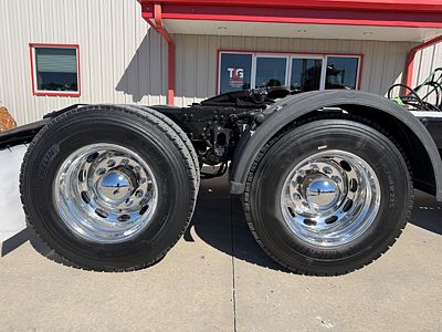 2023 Peterbilt 389