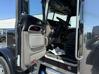 2023 Peterbilt 389