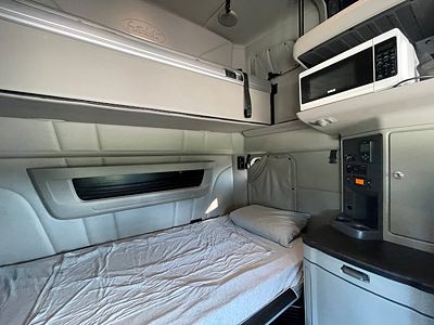 2023 Peterbilt 579