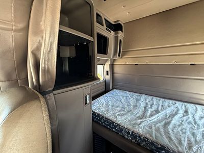 2023 Peterbilt 389