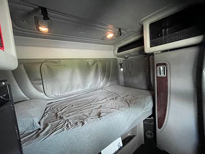 2024 Peterbilt 389