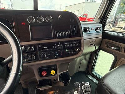 2023 Peterbilt 389