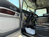 2023 Peterbilt 389
