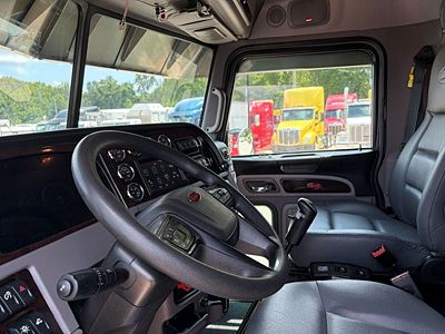 2023 Peterbilt 389