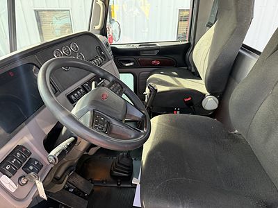 2023 Peterbilt 389