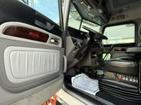 2023 Peterbilt 389