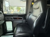 2023 Peterbilt 389