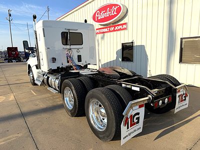 2023 Kenworth T880