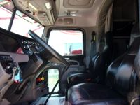 2023 Peterbilt 389