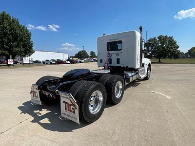 2023 Kenworth T880