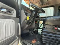 2023 Peterbilt 389