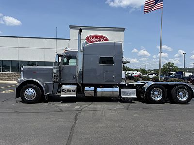 2023 Peterbilt 389
