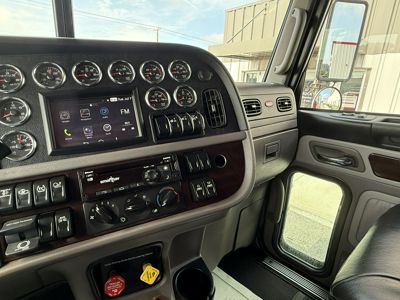 2023 Peterbilt 389