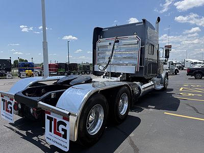 2023 Peterbilt 389