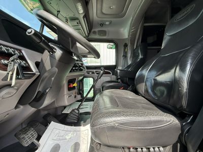 2023 Peterbilt 389