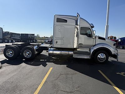 2023 Kenworth T880