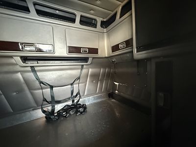 2023 Peterbilt 389