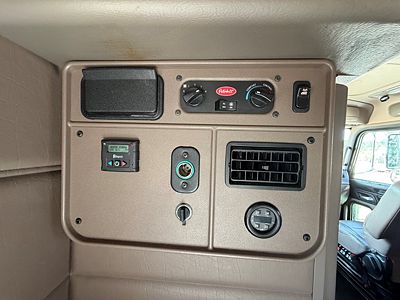 2023 Peterbilt 389
