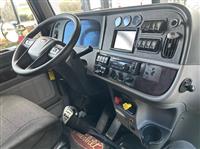2023 Peterbilt 389