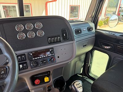 2023 Peterbilt 389