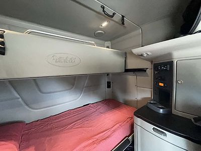 2025 Peterbilt 579