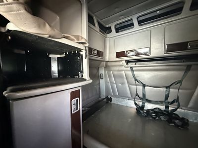 2023 Peterbilt 389