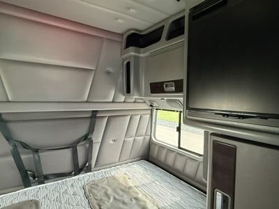 2023 Peterbilt 389