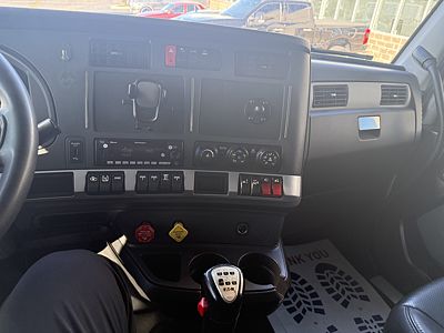 2023 Kenworth T880