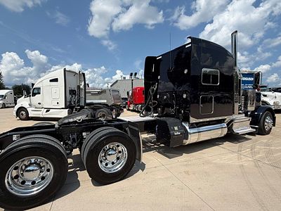 2023 Peterbilt 389