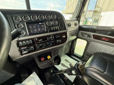 2023 Peterbilt 389
