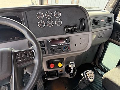 2023 Peterbilt 389