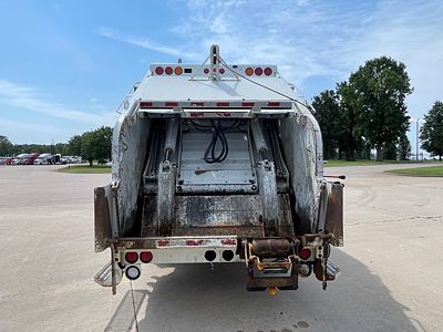 2023 Peterbilt 348
