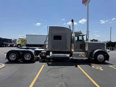 2023 Peterbilt 389