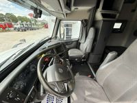 2021 Volvo VNL64T760